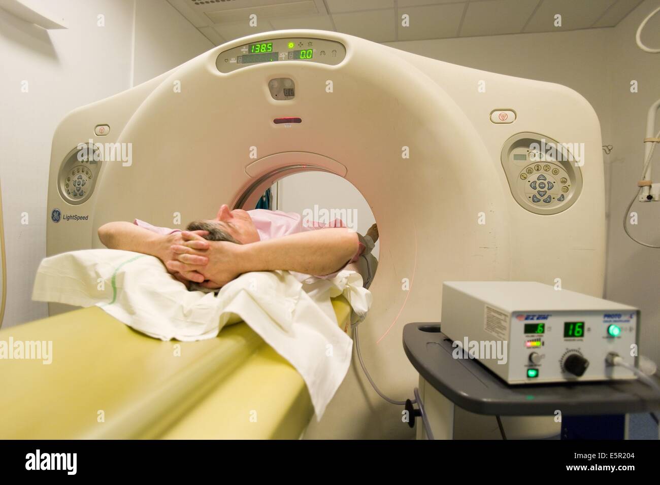 Dipartimento di imaging medico, ospedale universitario di Rennes, Francia, paziente sottoposto a una virtual colonoscop, il virtuale Foto Stock