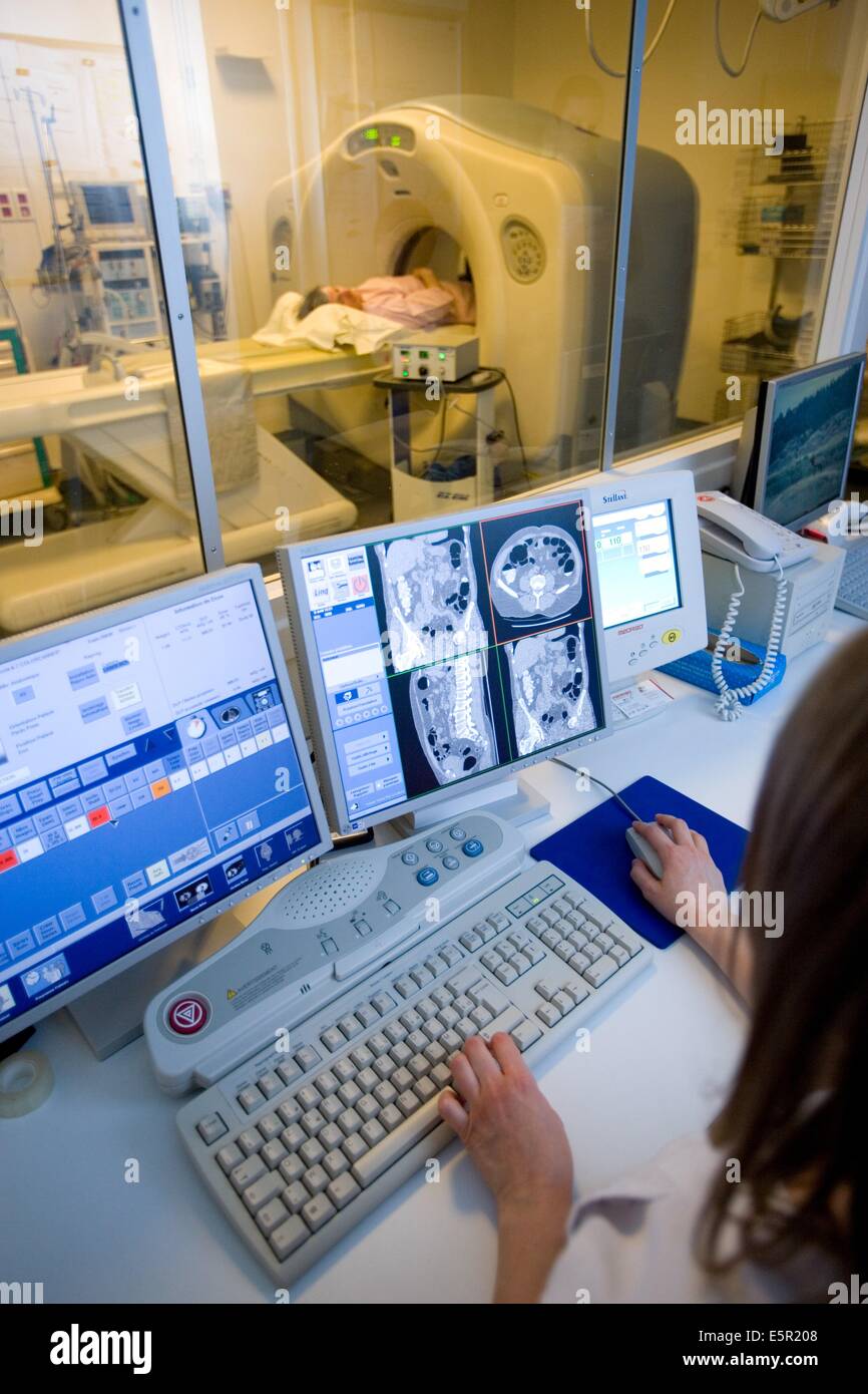 Dipartimento di imaging medico, ospedale universitario di Rennes, Francia, paziente sottoposto a una virtual colonoscop, il virtuale Foto Stock