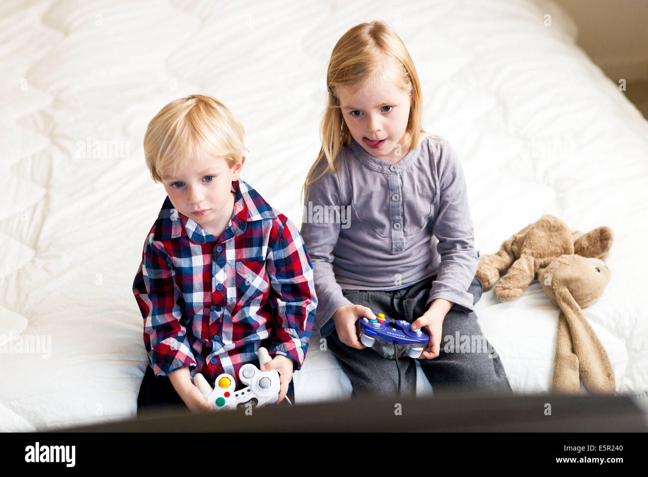 I bambini di giocare con i videogiochi. Foto Stock