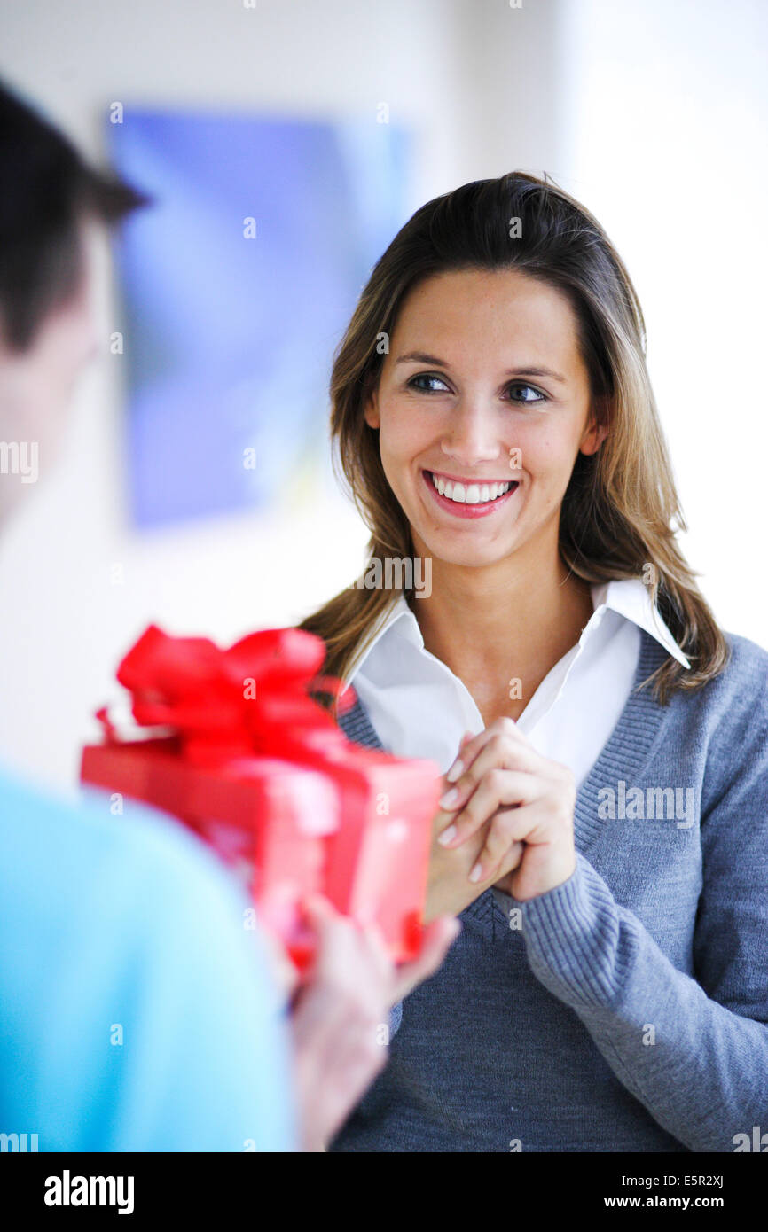 La donna riceve un presente. Foto Stock