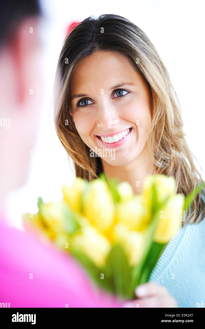 Le donne che ricevono i mazzi di fiori. Foto Stock