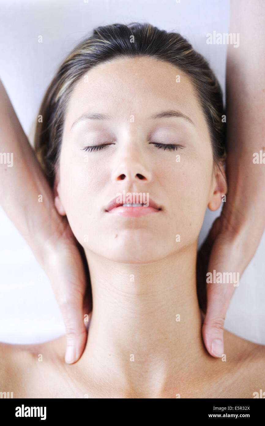 Donna ricevere un massaggio al collo. Foto Stock