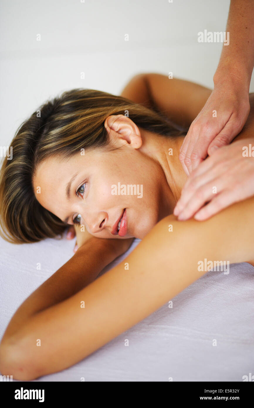 Donna ricevere un massaggio alla schiena. Foto Stock