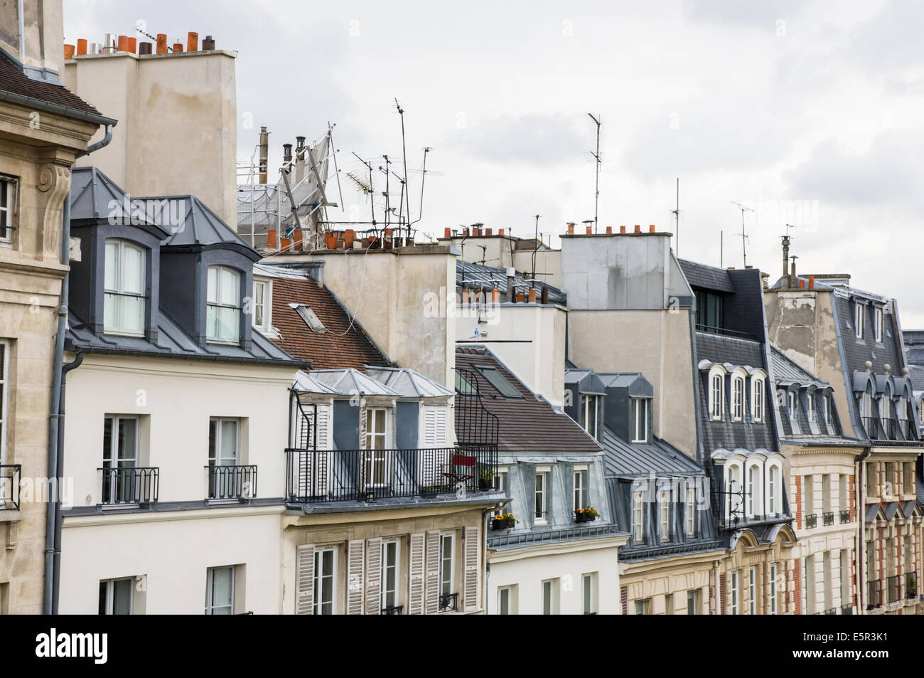 Tetti di edifici residenziali a Parigi, Francia Foto Stock