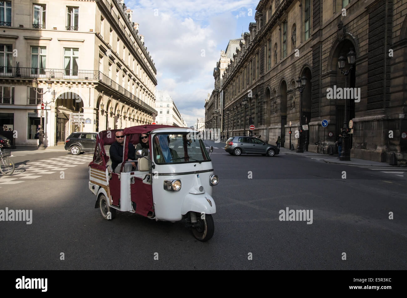 Turisti in tuk-tuk auto risciò a Rue de Rivoli, Parigi, Francia Foto Stock