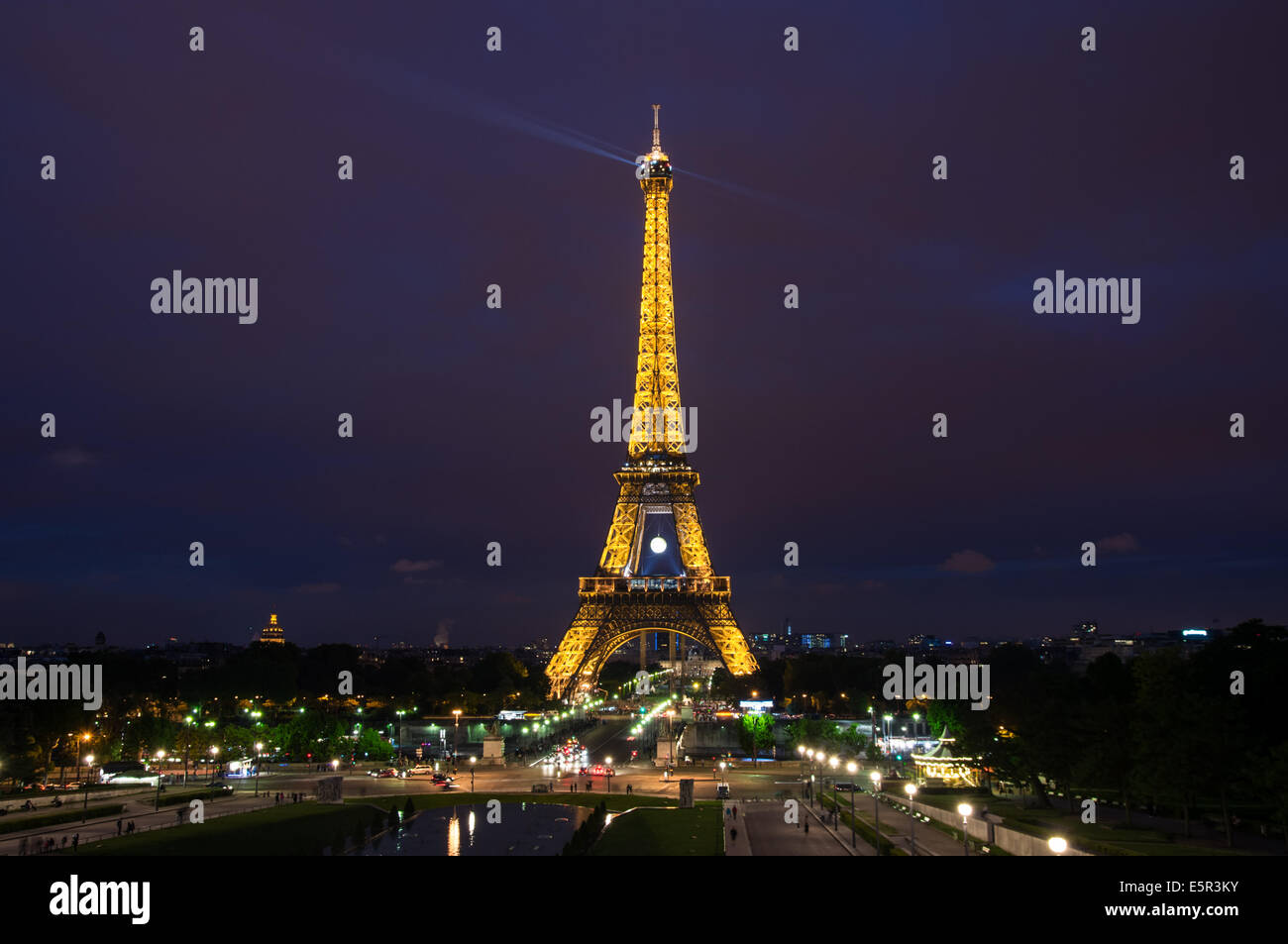 Vista notturna della Torre Eiffel dal Trocadero, Parigi, Francia Foto Stock