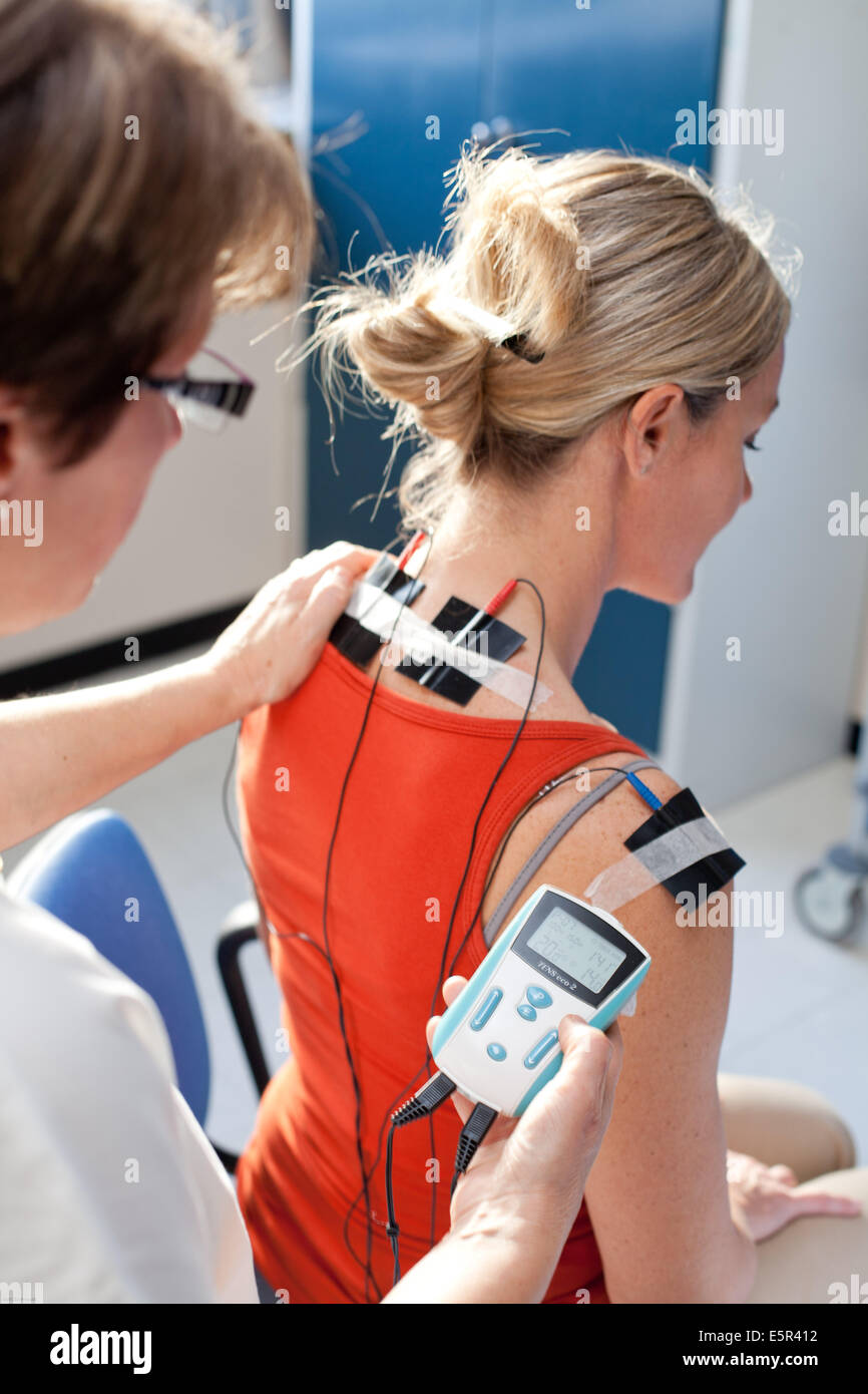 Stimolazione nervosa elettrica transcutanea (TENS) terapia, ospedale di Limoges, Francia. Foto Stock