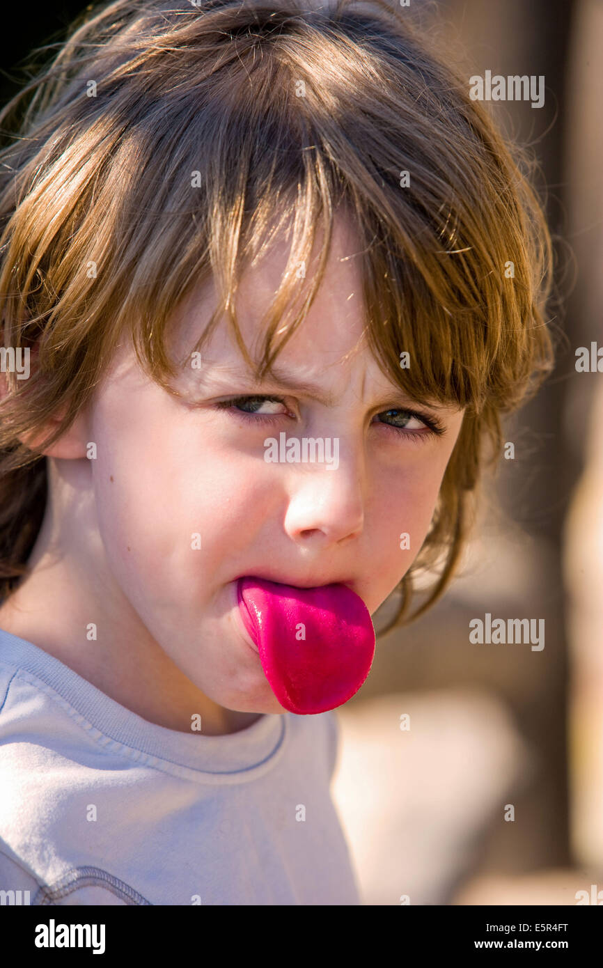 Bambino della lingua del colorato con colorante alimentare. Foto Stock