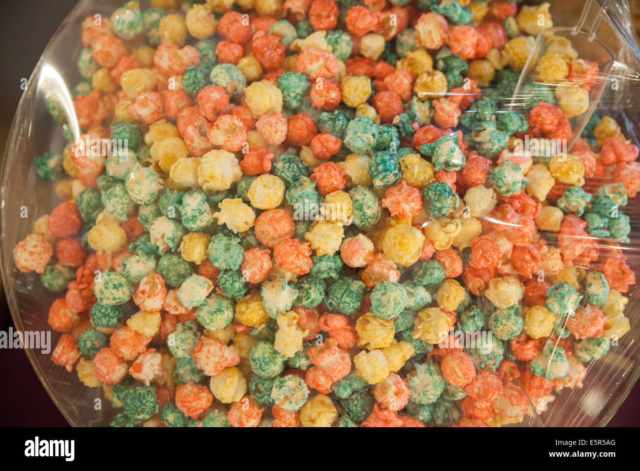 Popcorn colorata pellicola termocontrattile ciotola Foto Stock