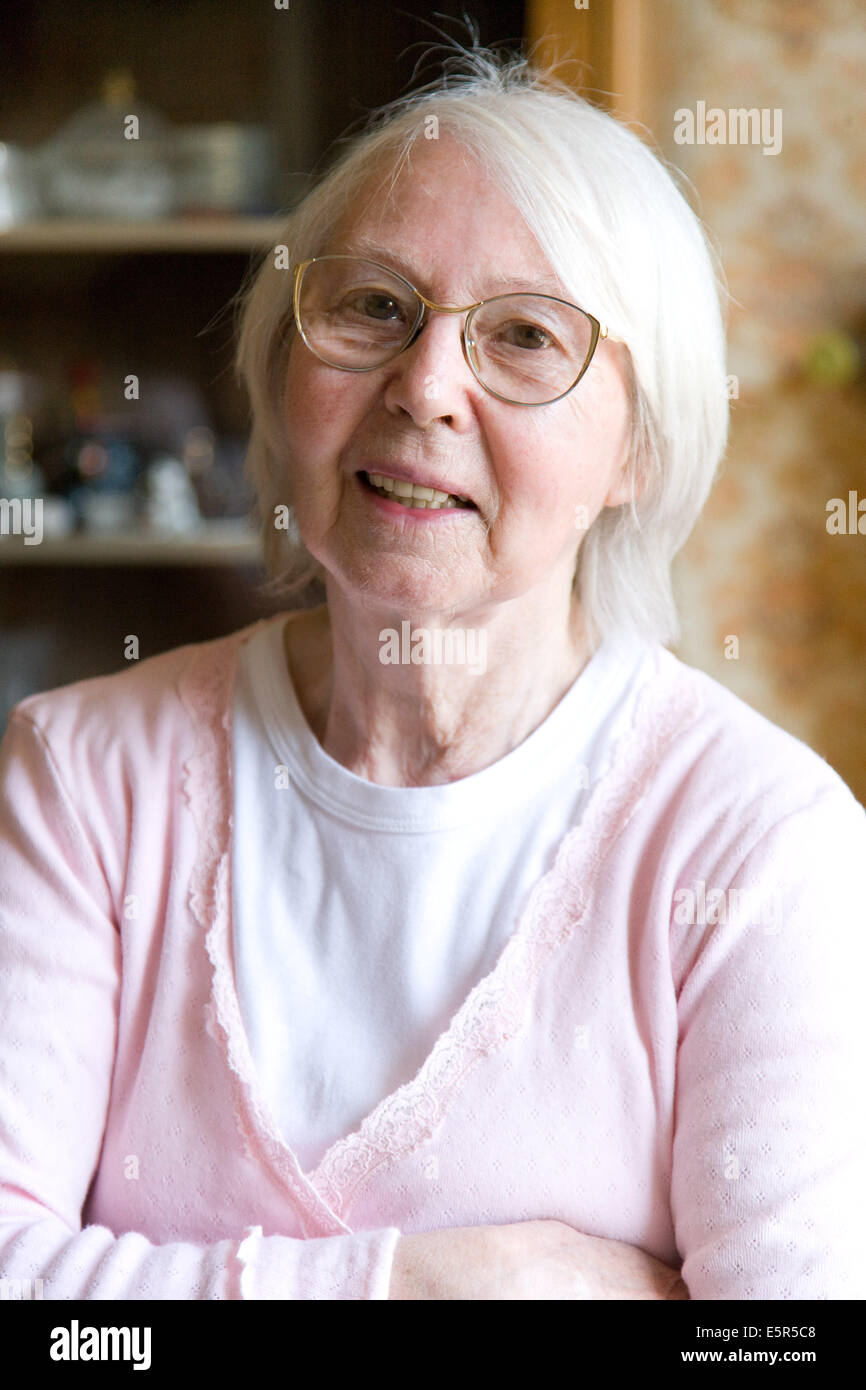 Ritratto di donna anziana con il morbo di Alzheimer. Foto Stock