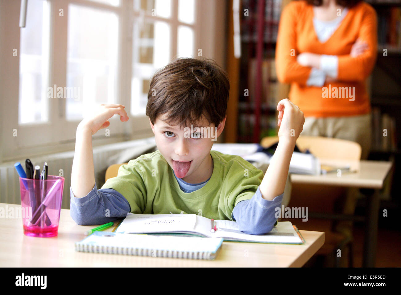 8 anno vecchio ragazzo scorrette a scuola. Foto Stock