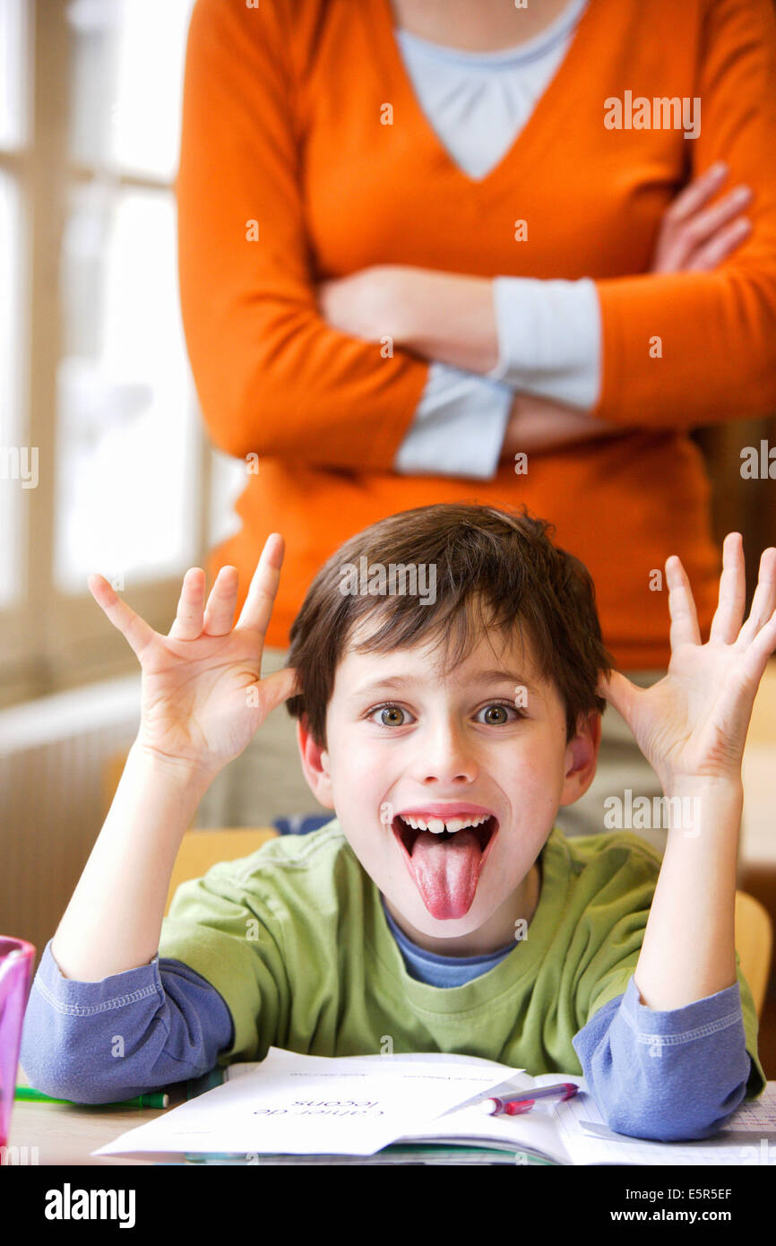 8 anno vecchio ragazzo scorrette a scuola. Foto Stock