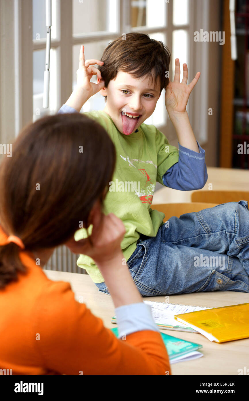 8 anno vecchio ragazzo scorrette. Foto Stock