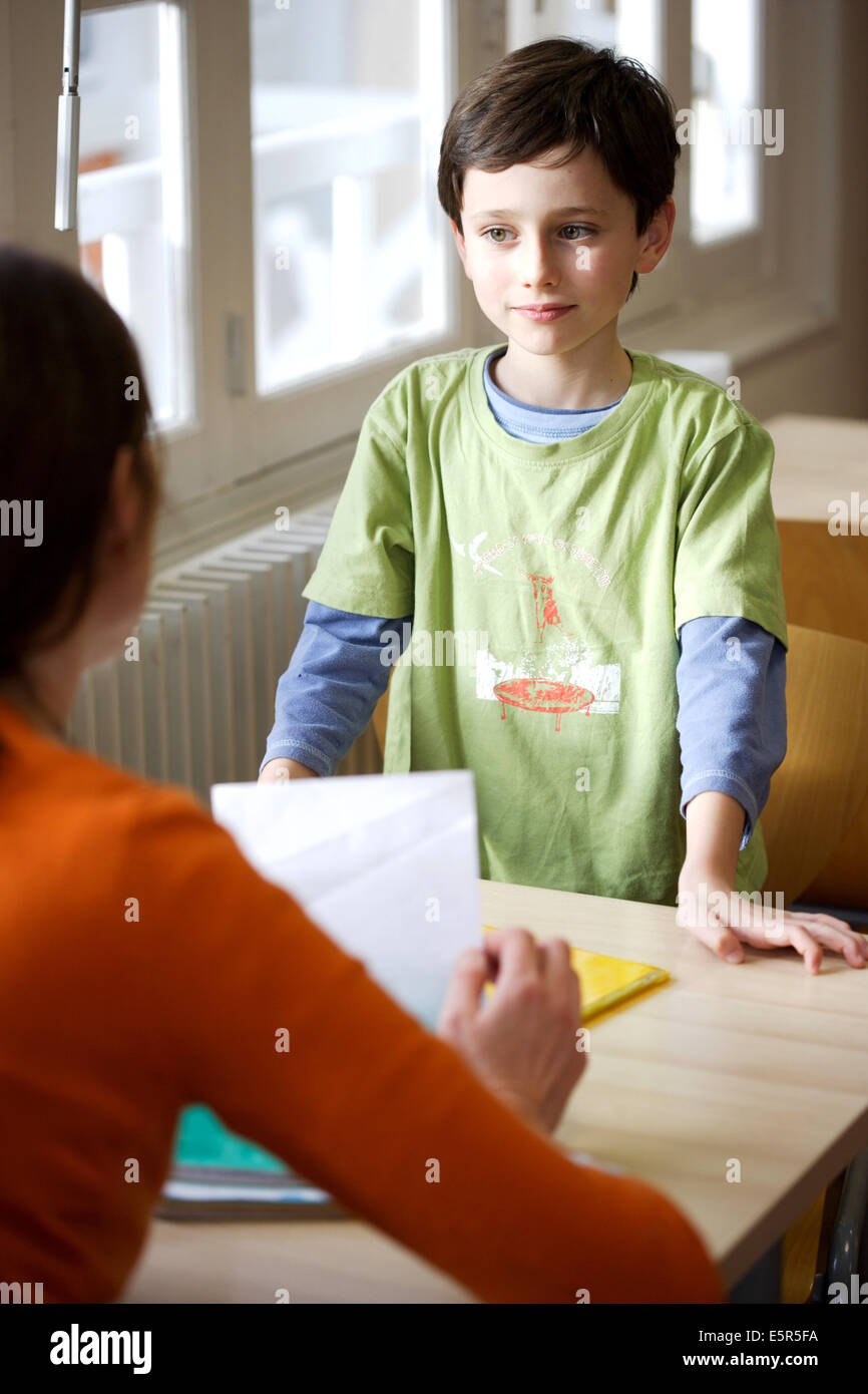 Donna che parla con un 8 anno vecchio ragazzo. Foto Stock