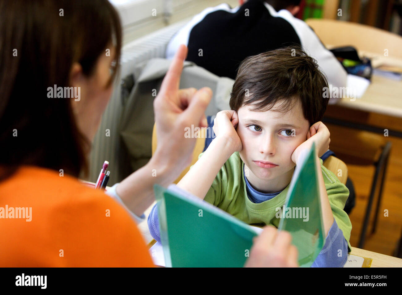 Donna che parla di un 8 anno vecchio ragazzo. Foto Stock