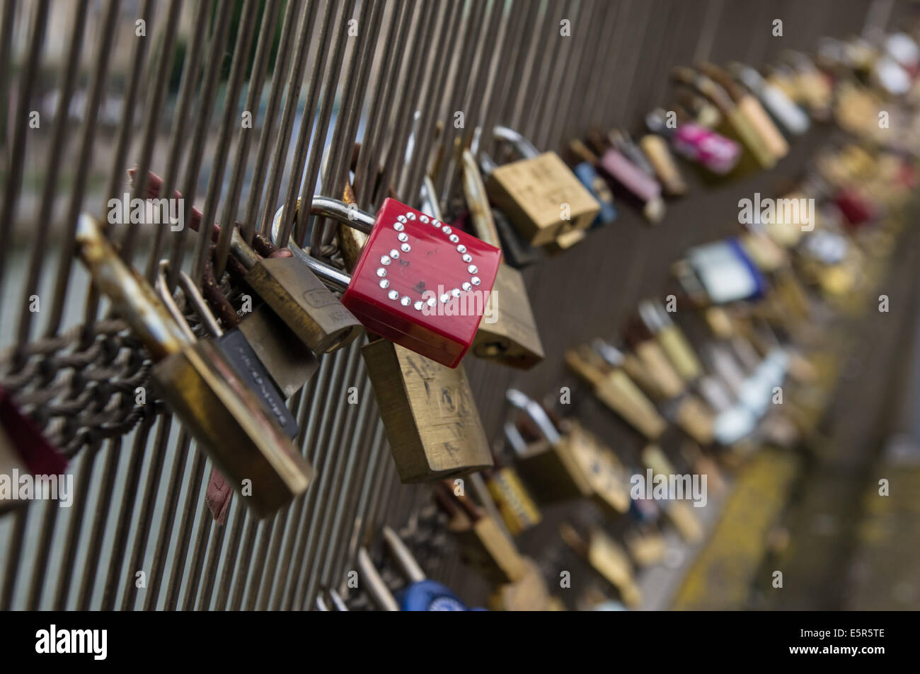 Lucchetti con nomi e date lasciati dalle coppie sulla passerelle Léopold-Sédar-Senghor, passerelle Solférino, Parigi, Francia Foto Stock