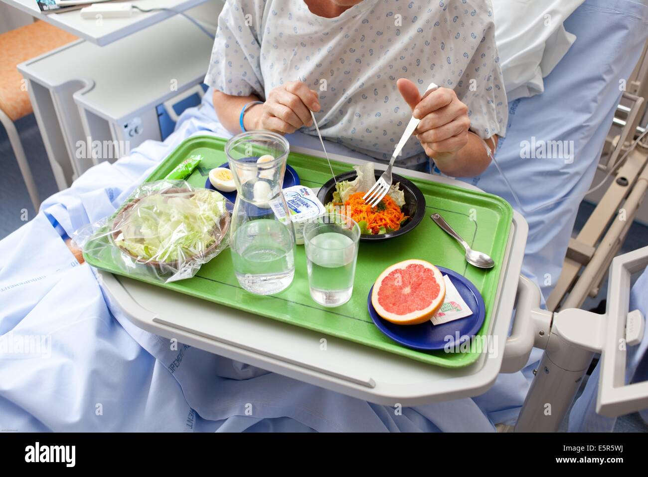 Ricoverato in ospedale donna avente il pranzo. Foto Stock