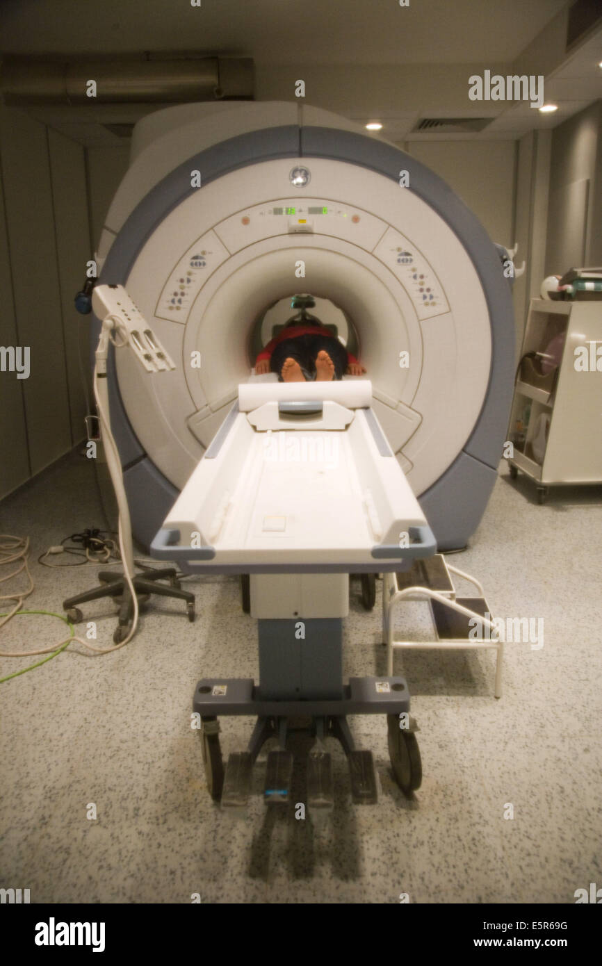 Paziente sottoposto a un brain imaging a risonanza magnetica di scansione (RM) in una a 3 Tesla geometria chiusa unità MRI. Foto Stock