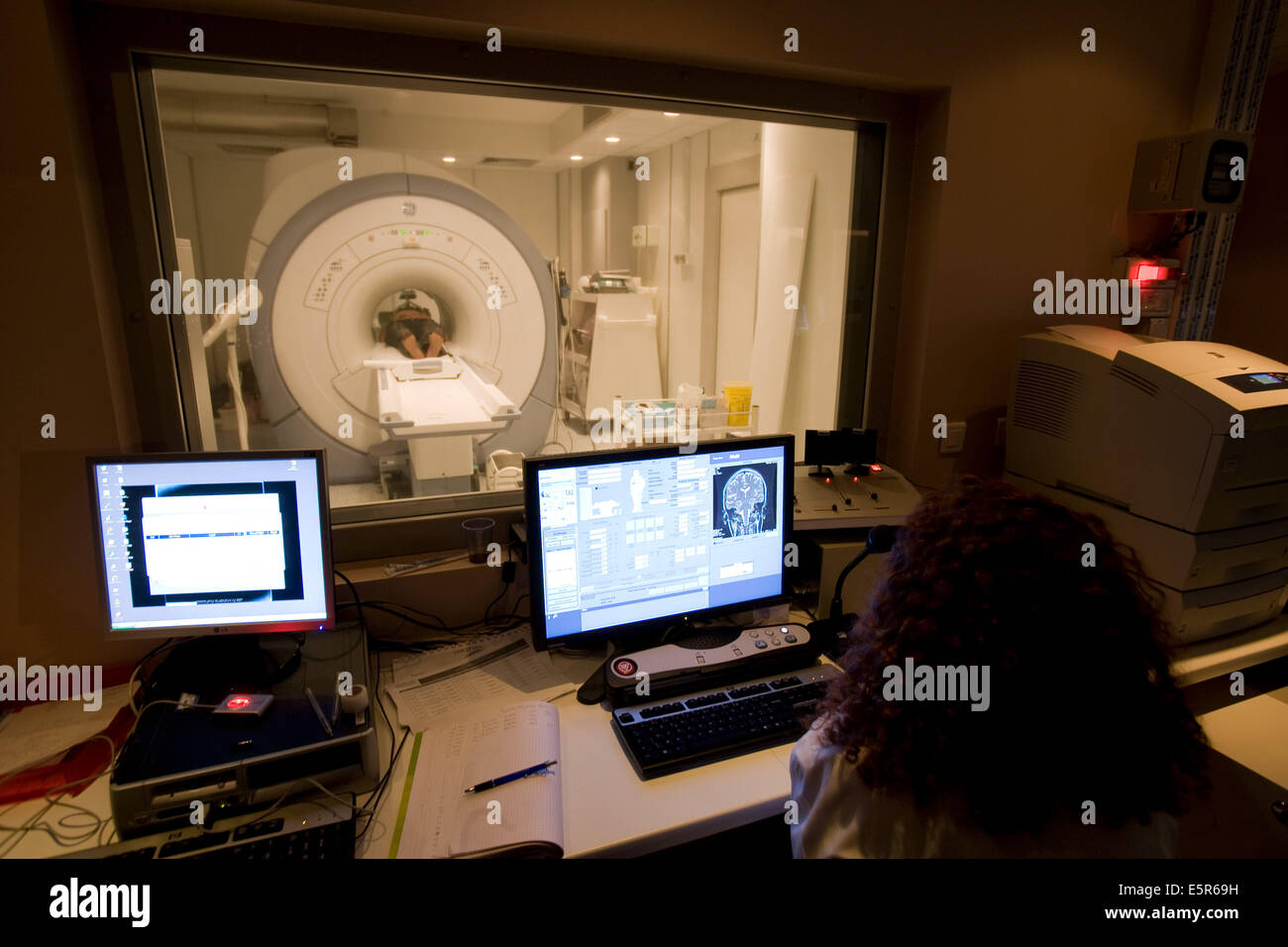 Paziente sottoposto a un brain imaging a risonanza magnetica di scansione (RM) in una a 3 Tesla geometria chiusa unità MRI. Foto Stock