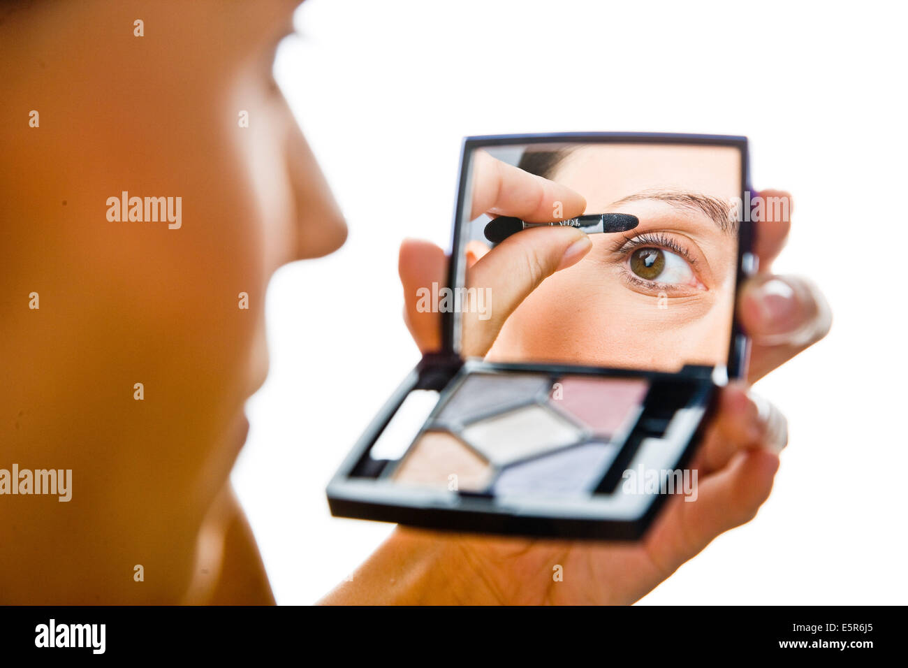 Donna di applicare il make-up. Foto Stock