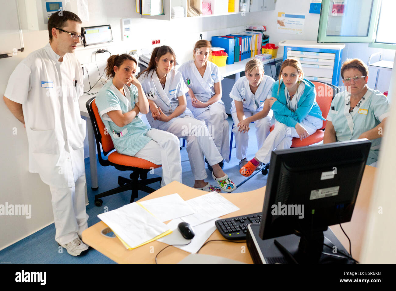 La formazione interna per infermieri e infermiere ausiliario, ospedale di Bordeaux, Francia. Foto Stock