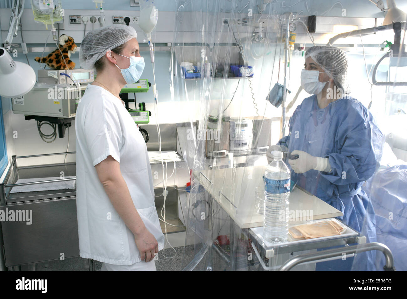 Gli infermieri lavorano in unità sterile, Dipartimento di ematologia e immunologia, ospedale di Limoges, Francia. Foto Stock