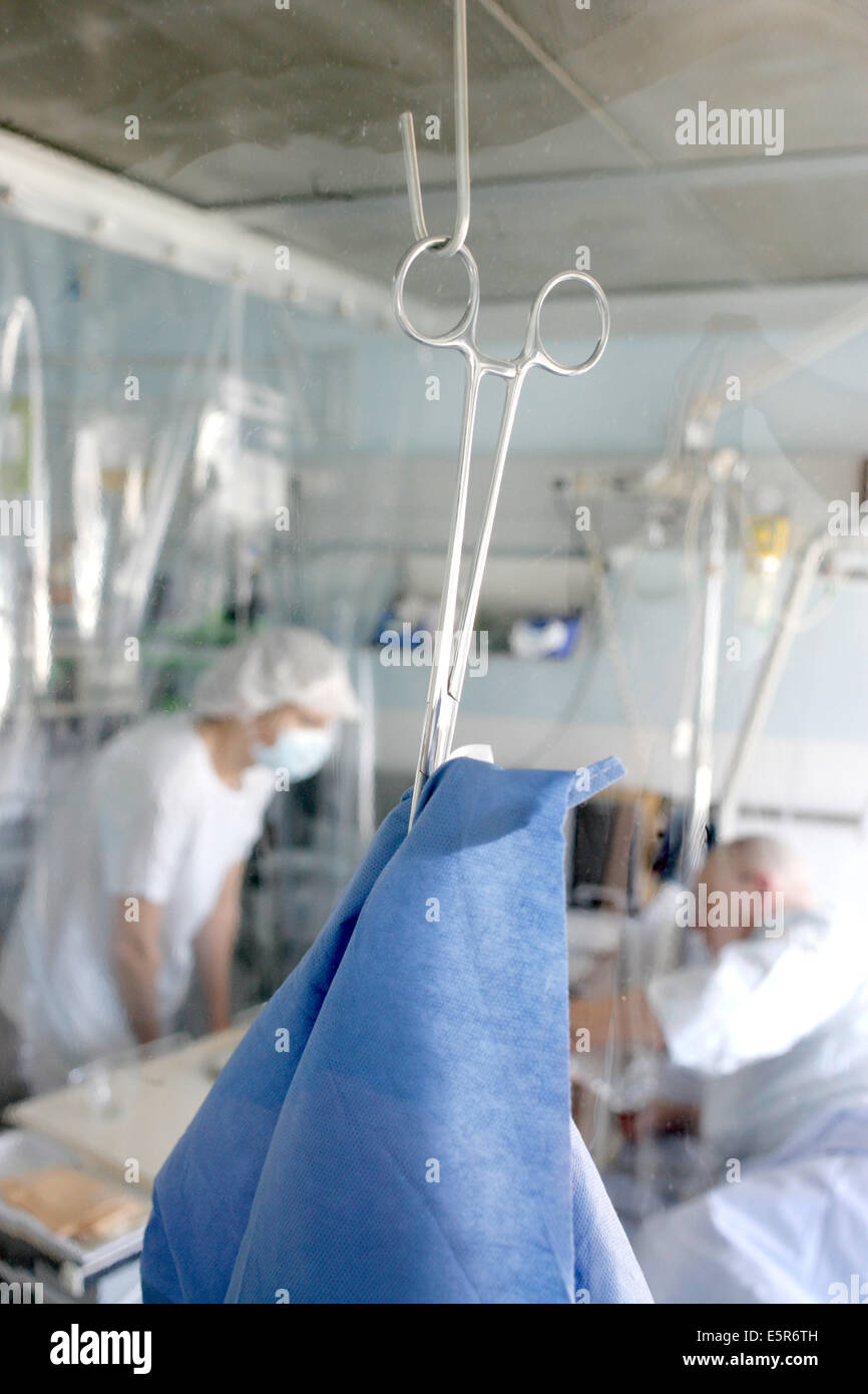 Un infermiere che lavorano in unità sterile, Dipartimento di ematologia e immunologia, ospedale di Limoges, Francia. Foto Stock