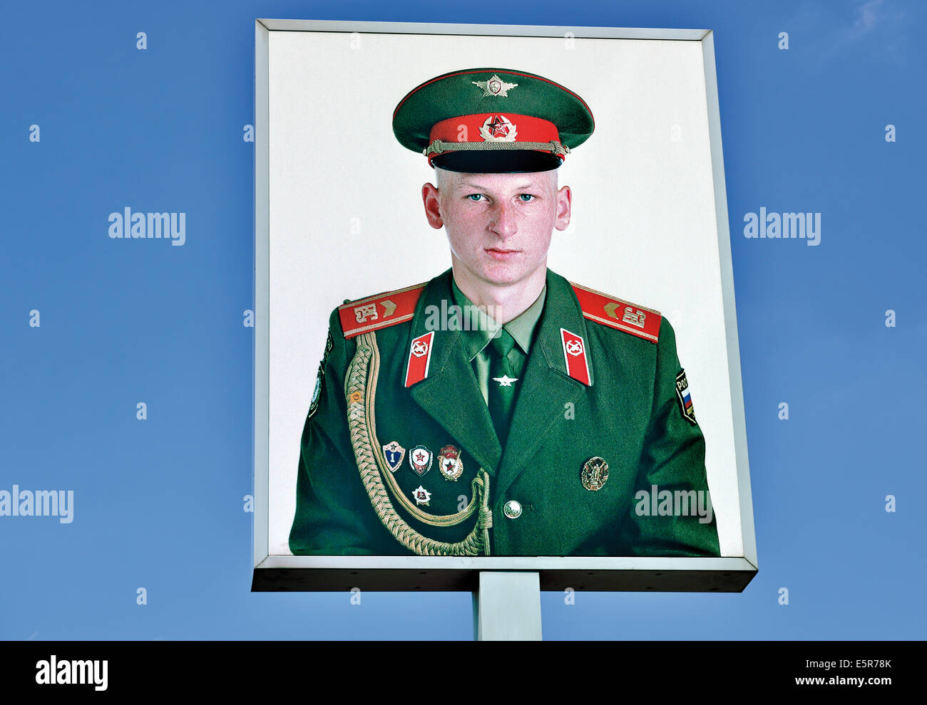 Germania Berlino: Sovjet soldato ritratto da Frank Thiele a ex noi Checkpoint Charlie Foto Stock
