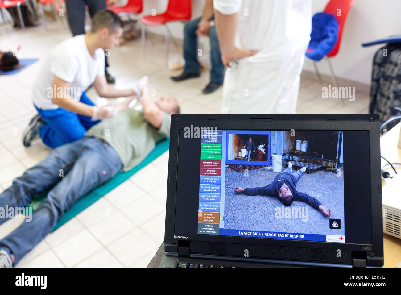 Primo soccorso corsi di formazione impartiti dai francesi che la Croce Rossa. Foto Stock