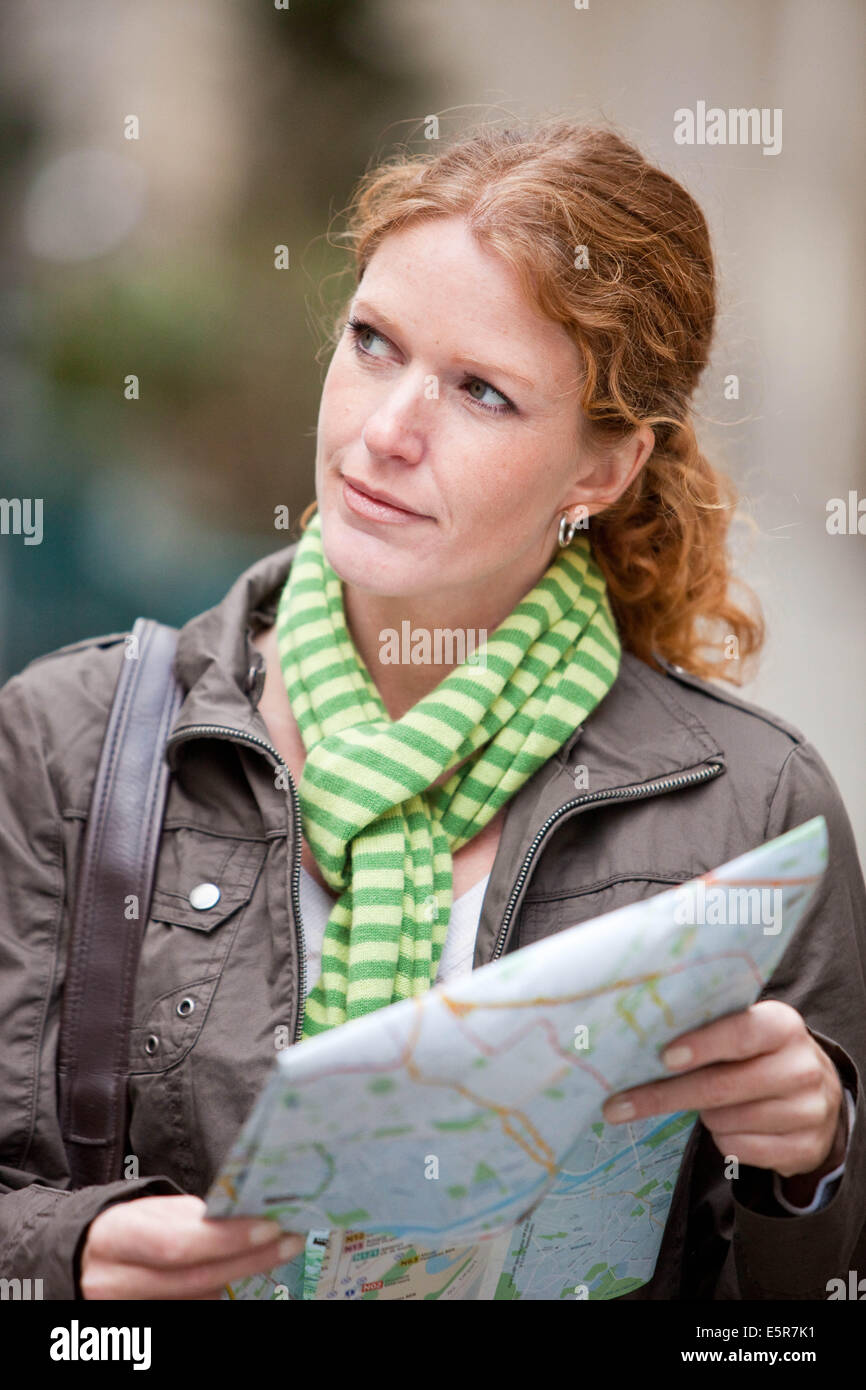 Donna che utilizza mappa della città. Foto Stock