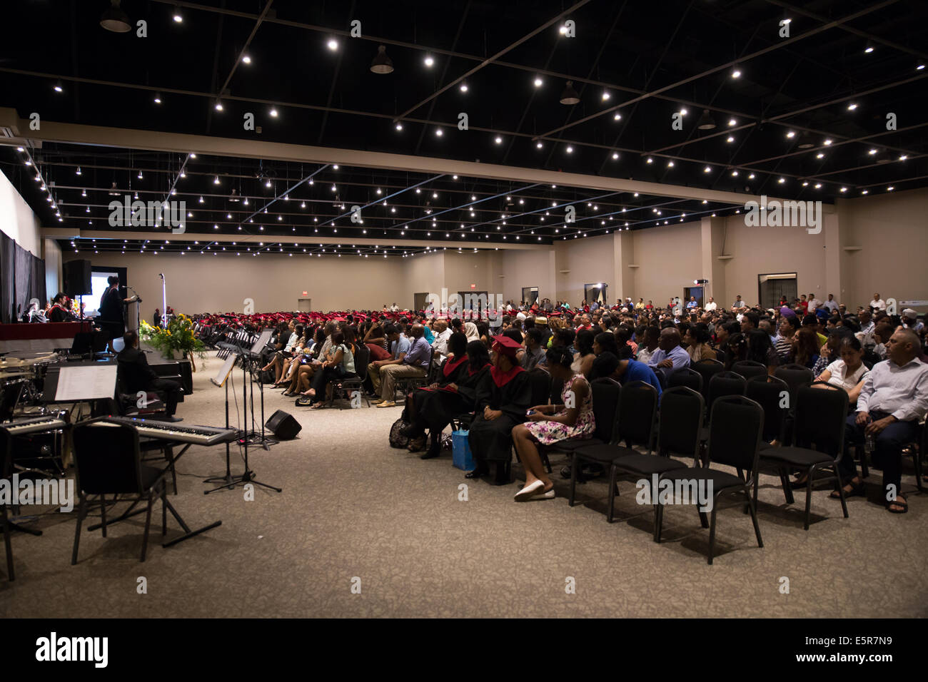 La gente seduta cerimonia di ascolto hall Foto Stock