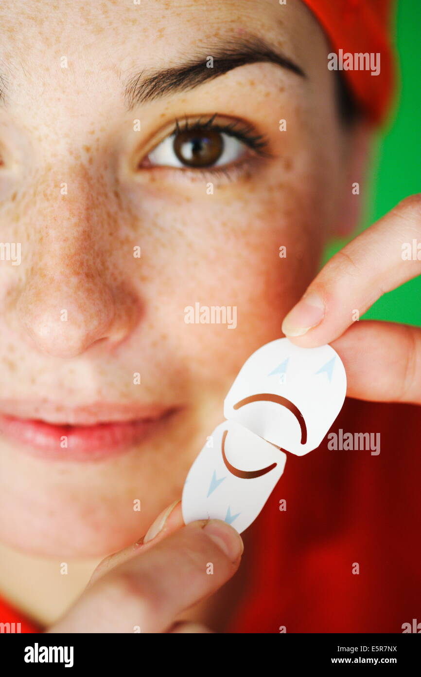 Donna che utilizza un cerotto invisibile per il trattamento di herpes  labiale Foto stock - Alamy