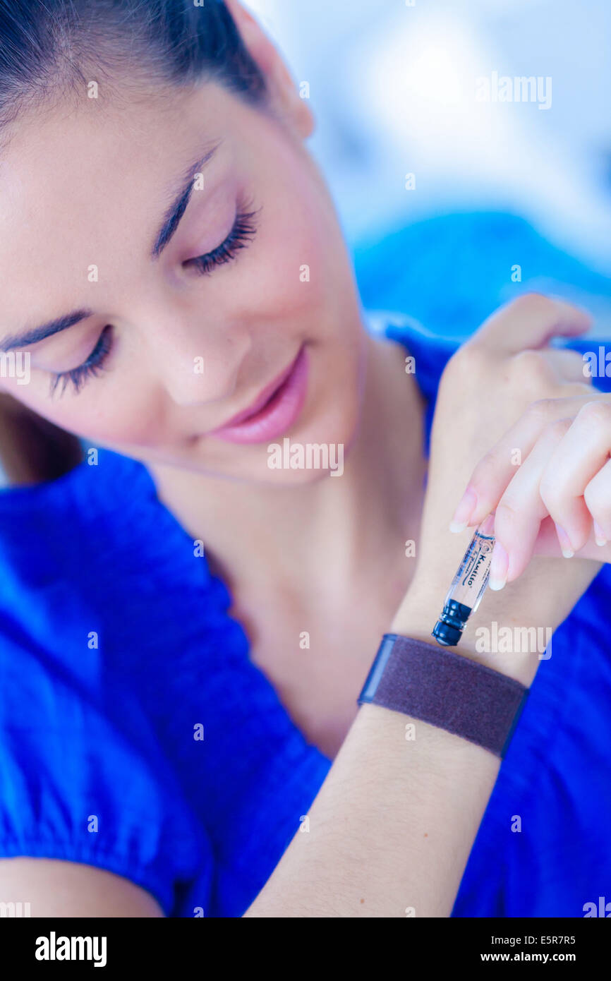 Bracciale con zanzara-repellente sostanze naturali. Foto Stock