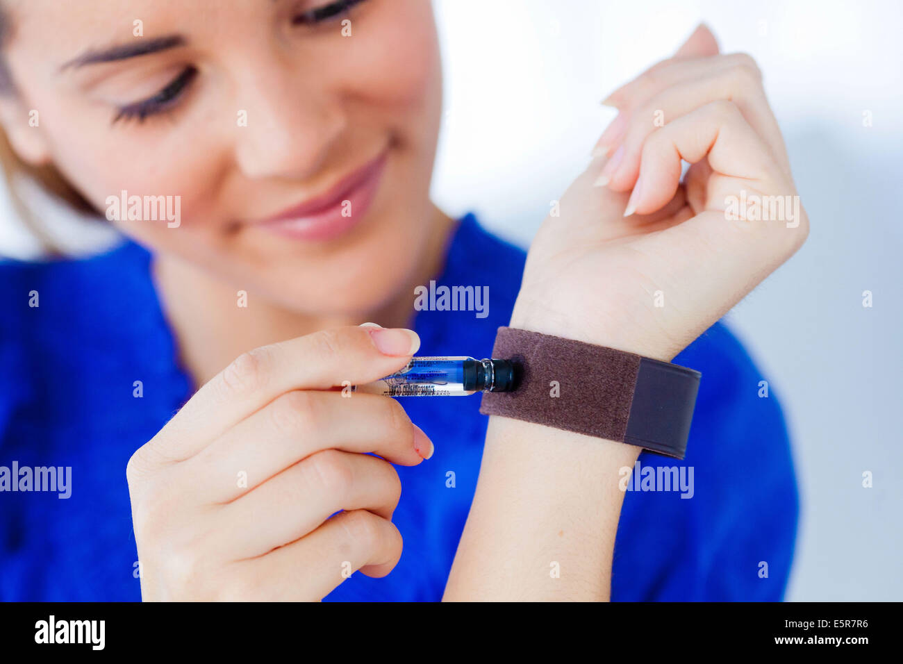 Bracciale con zanzara-repellente sostanze naturali. Foto Stock