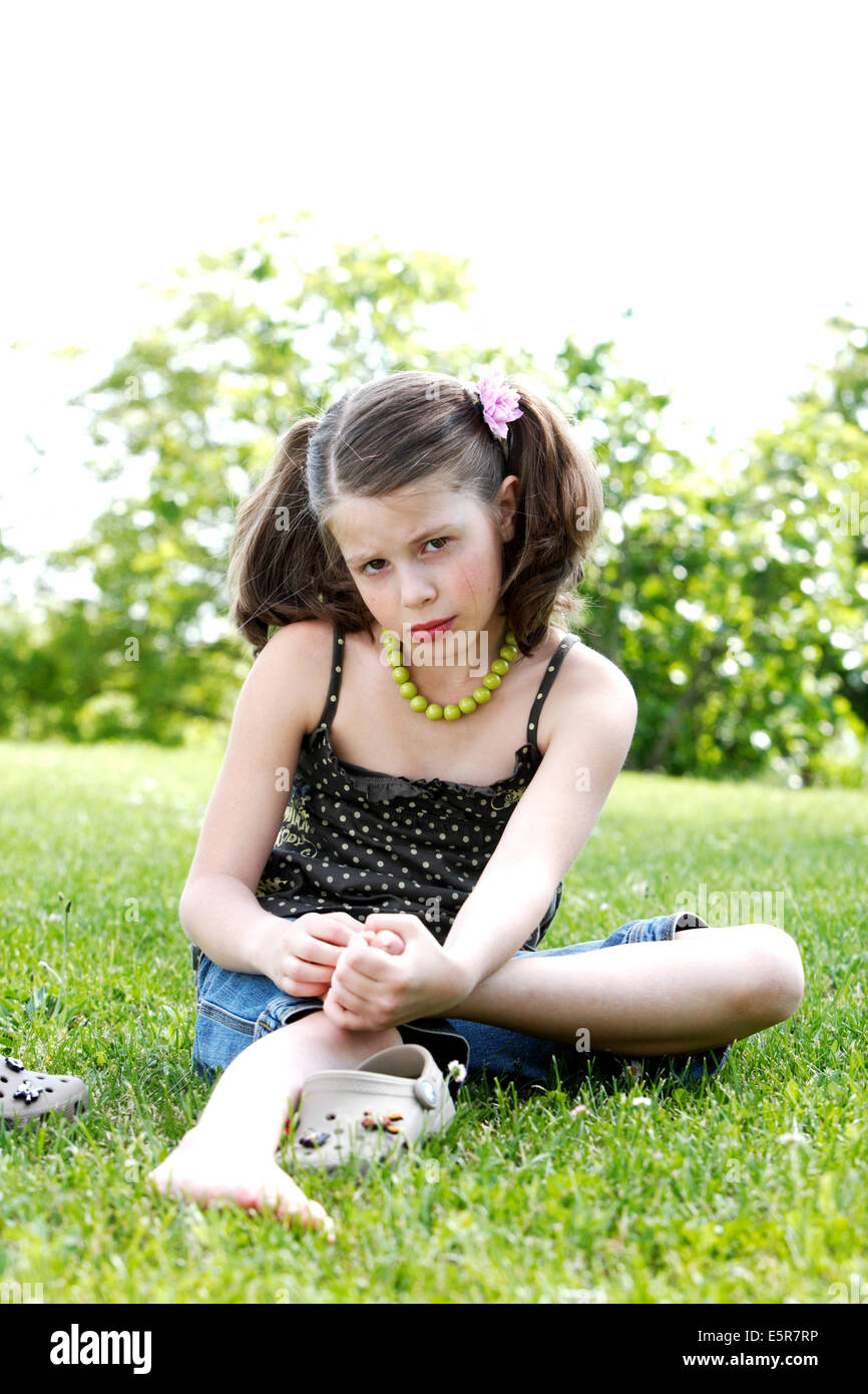 7 anno vecchia ragazza con piede doloroso. Foto Stock