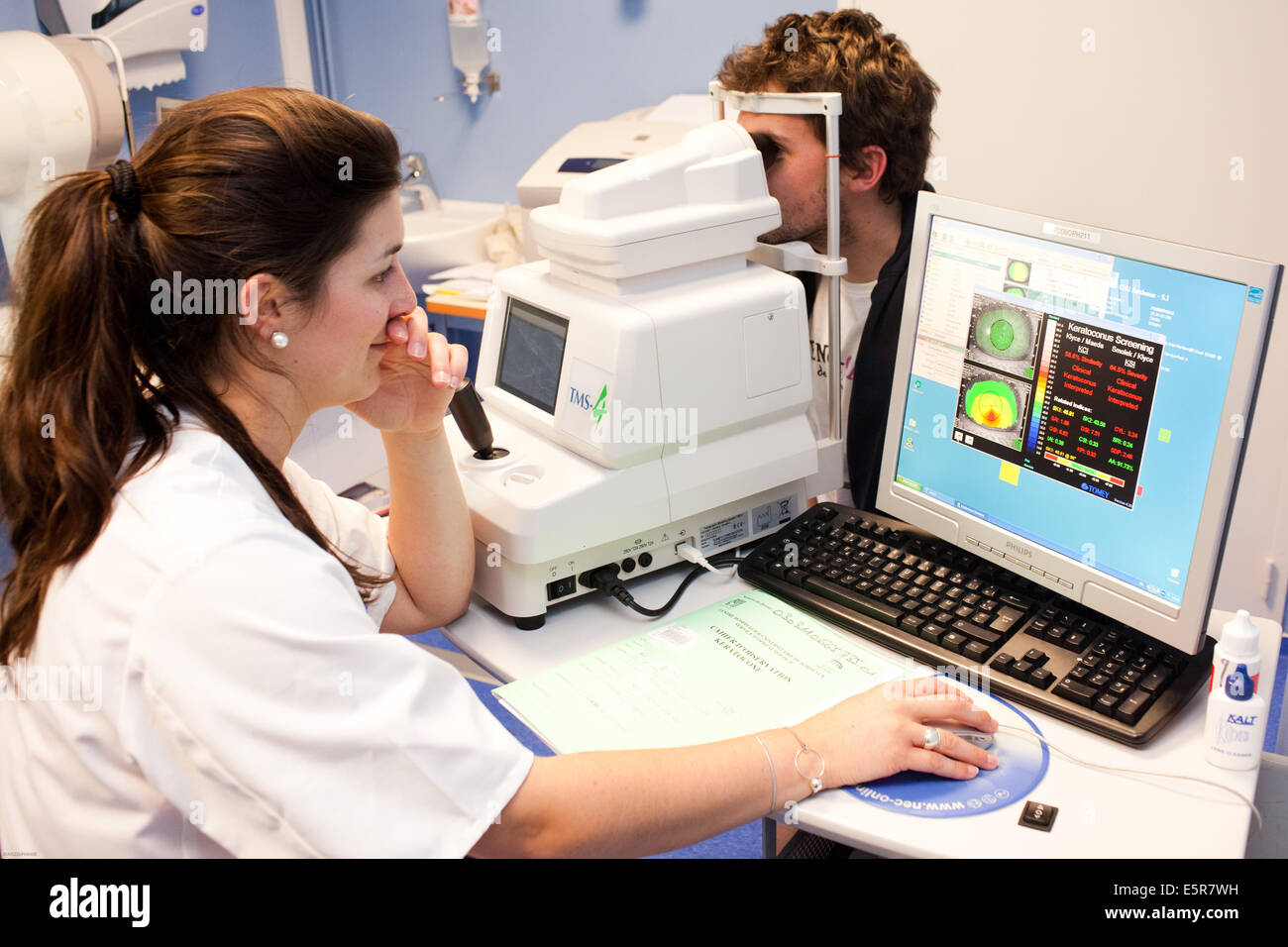 Screening e Trattamento del cheratocono (cornea conica) con O.C.T (tomografia di coerenza ottica), Dipartimento di oftalmologia Foto Stock