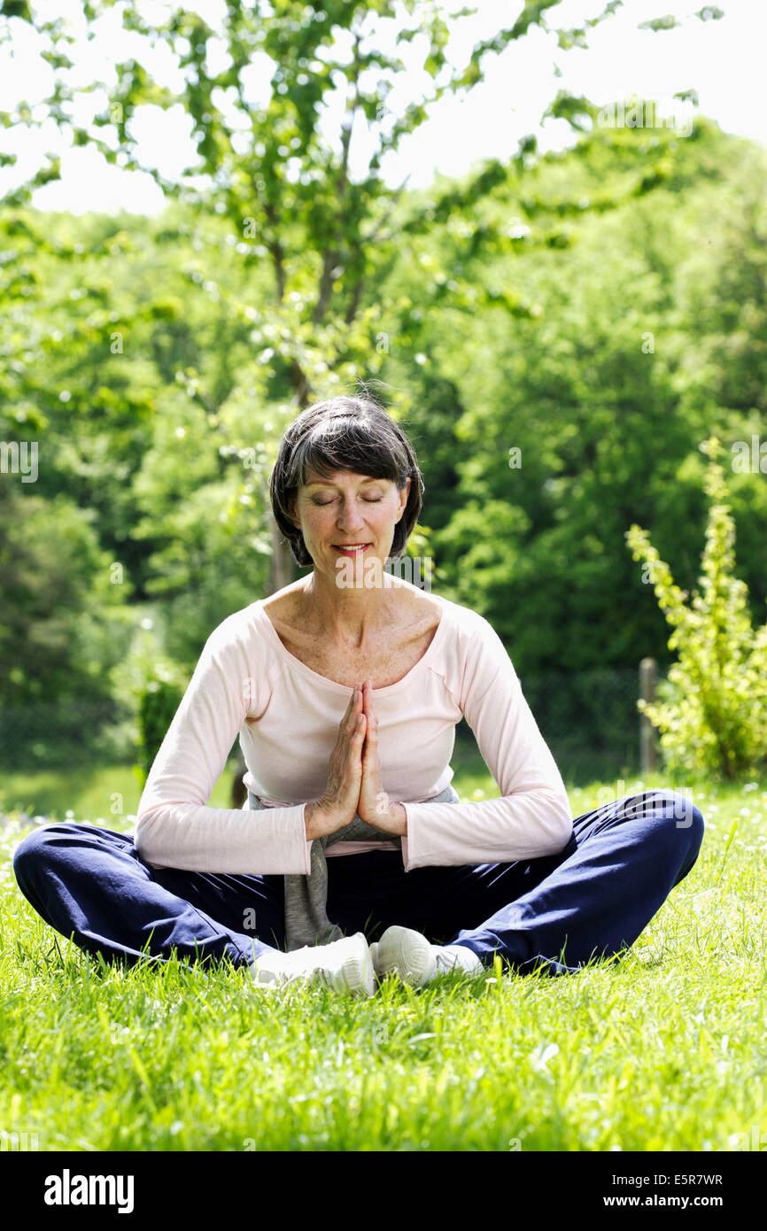 Donna pratica dello yoga. Foto Stock