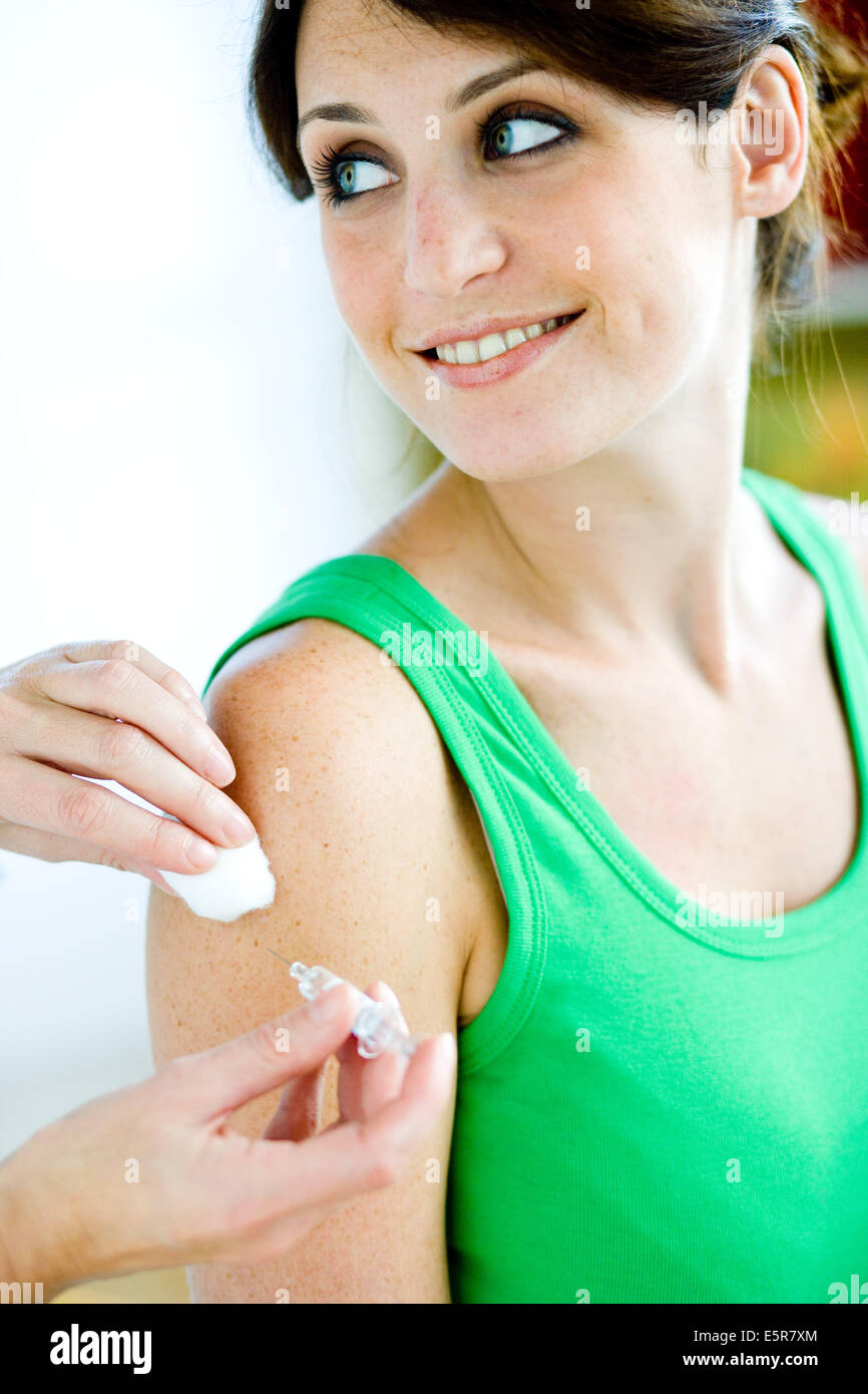 La donna riceve la vaccinazione. Foto Stock