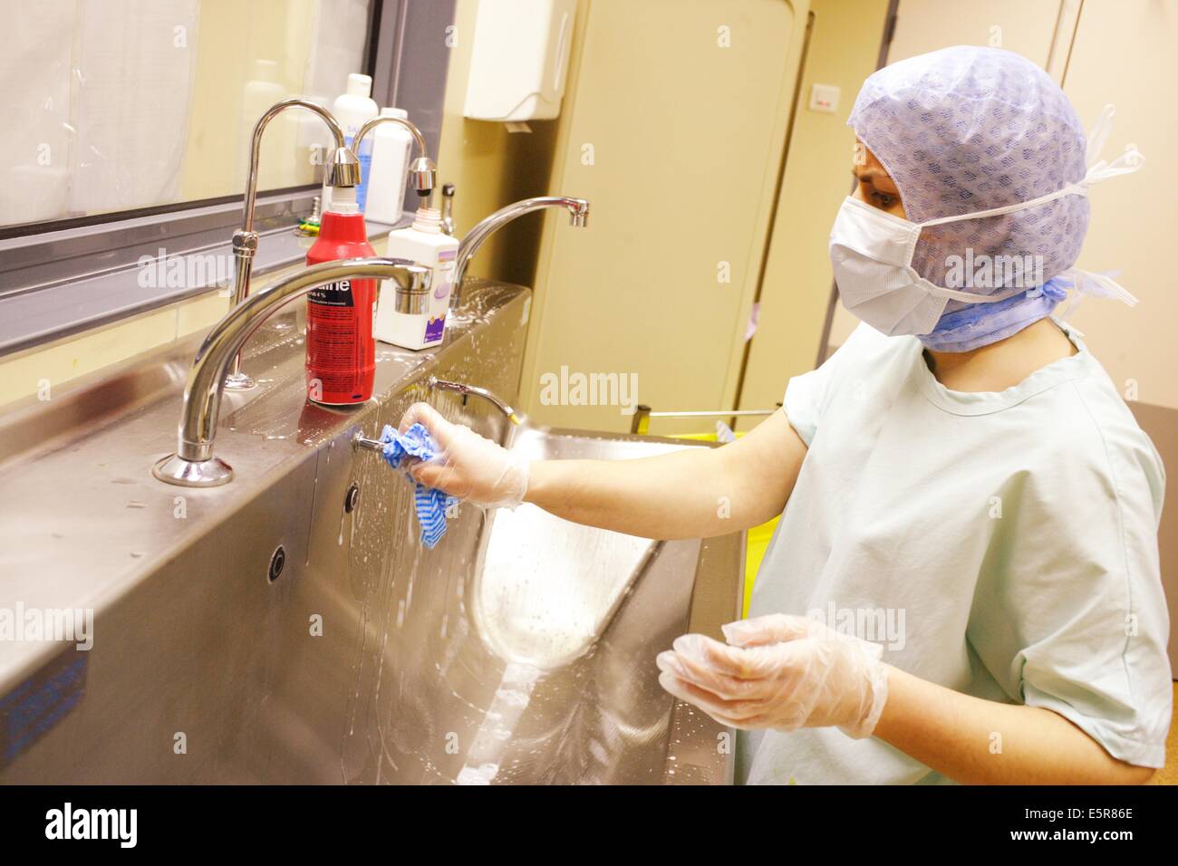 Ospedale di pulizia personale la disinfezione in sala operatoria. Foto Stock