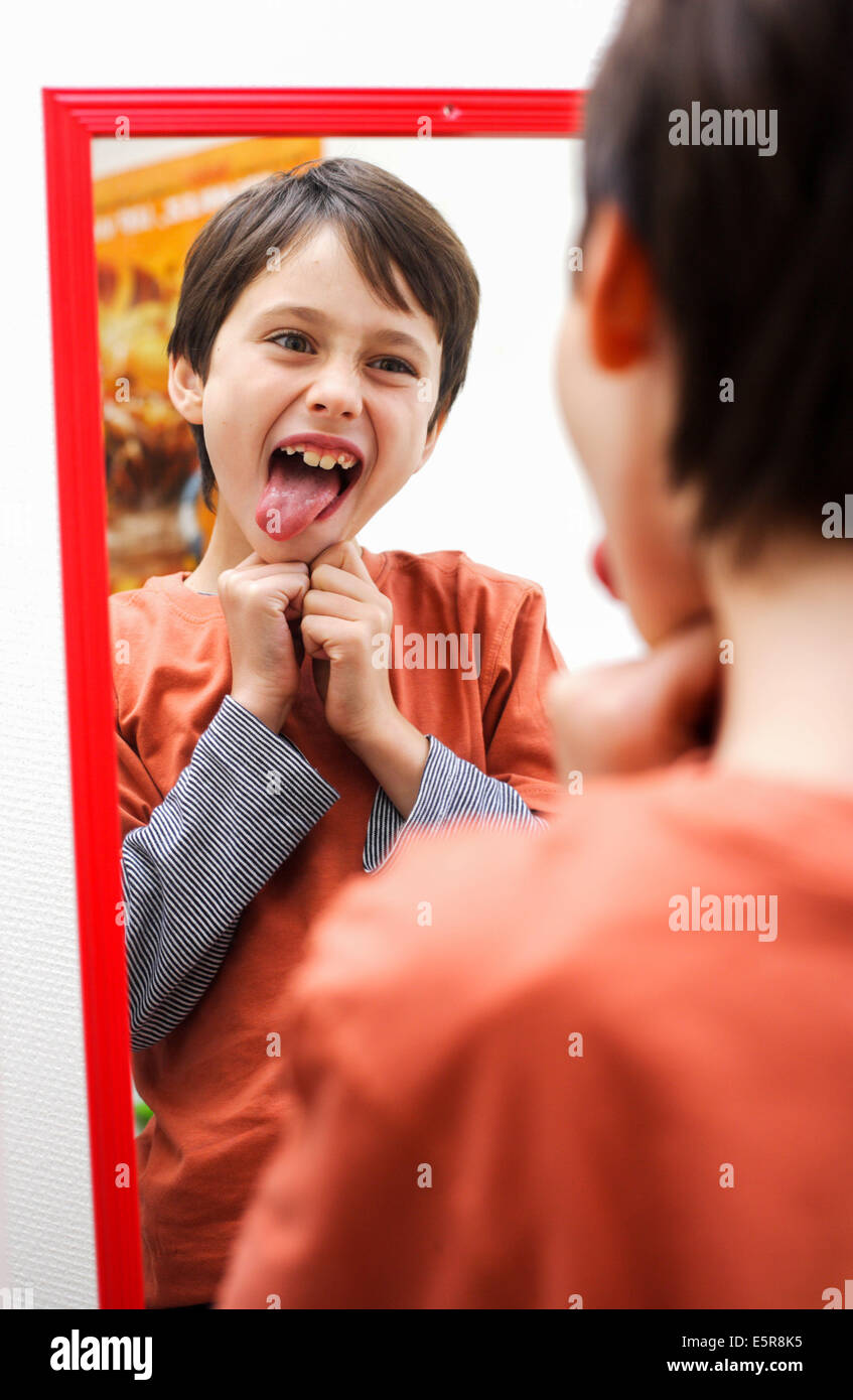 8 anno vecchio ragazzo scorrette. Foto Stock