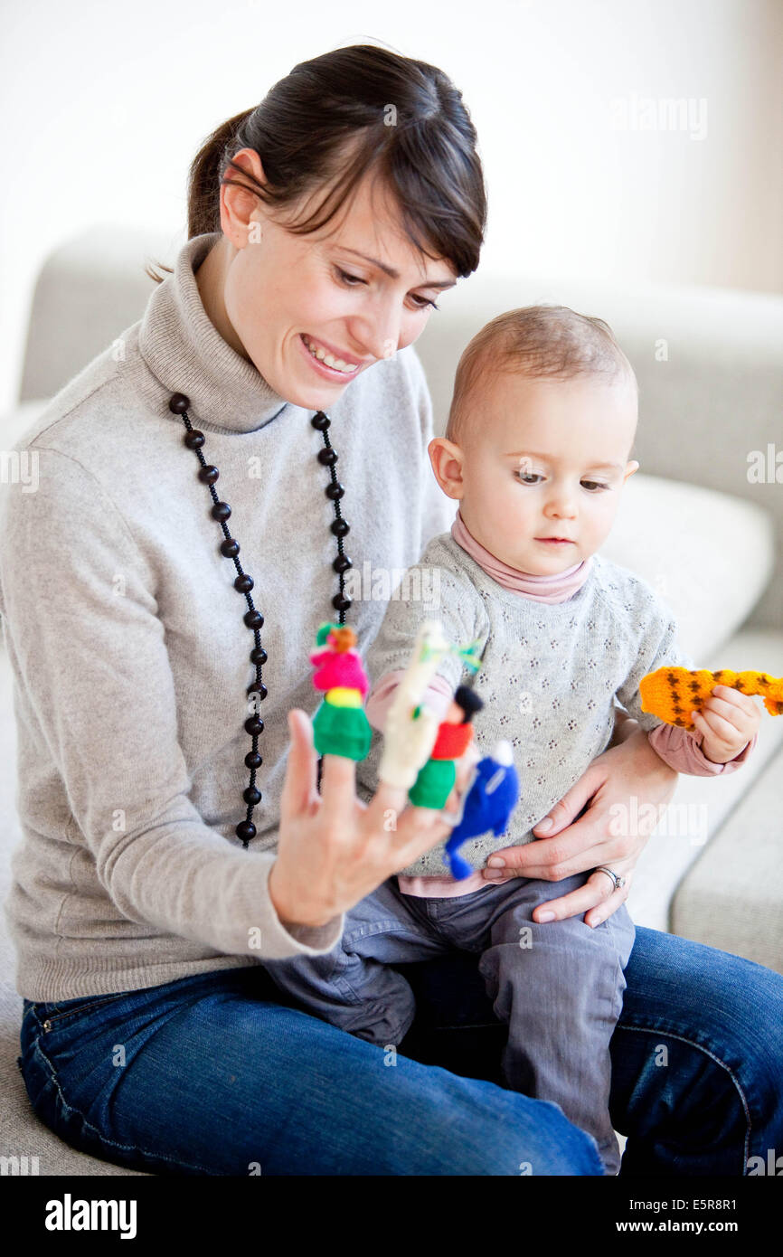 La madre e il bambino di 14 mesi baby giocando Foto stock - Alamy