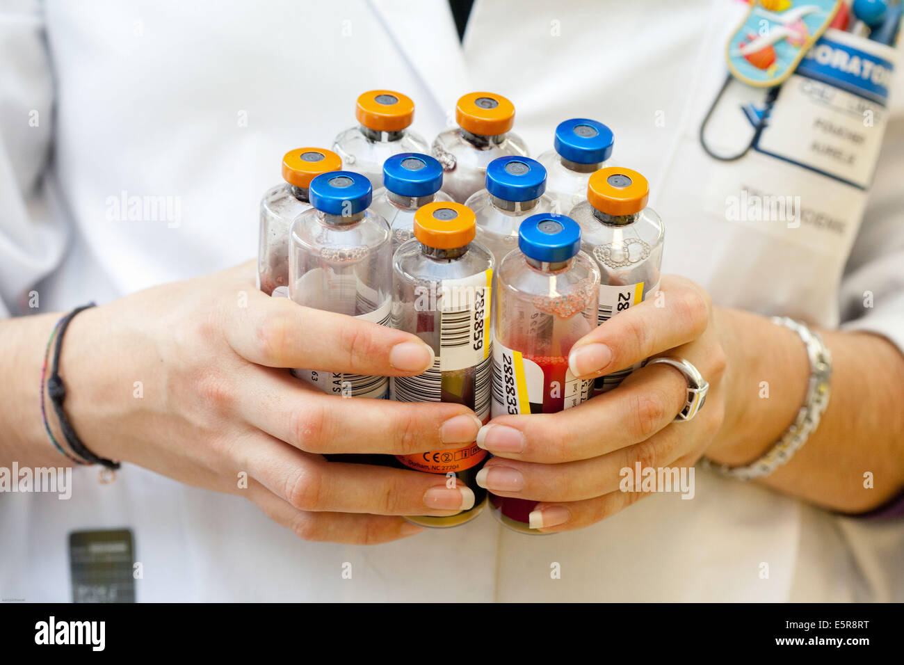 Emocoltura bottiglie, laboratorio di batteriologia. Foto Stock