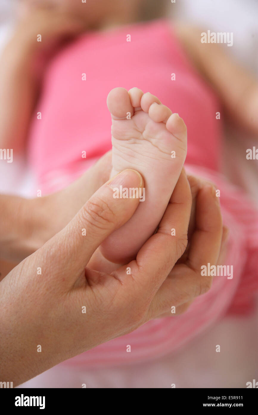 7 mesi baby ricevere massaggio ai piedi. Foto Stock