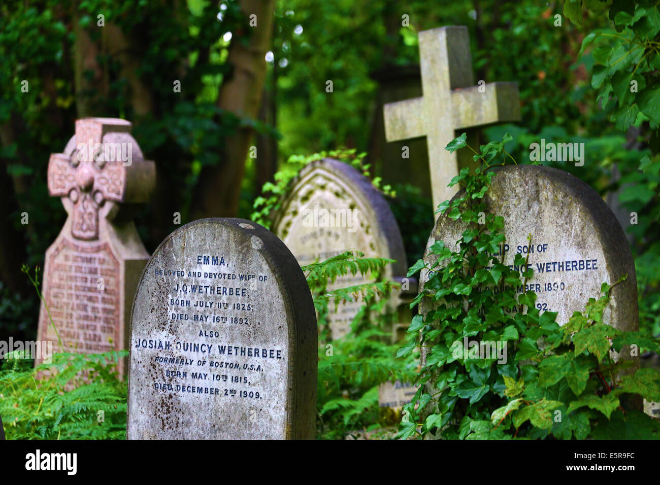 Tombe nel cimitero di Highgate Cemetery a Londra, Inghilterra. Foto Stock