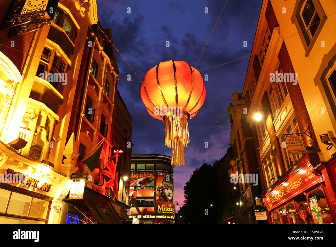Rossa gigante lanterna cinese al tramonto in Chinatown, Londra, Inghilterra. Foto Stock