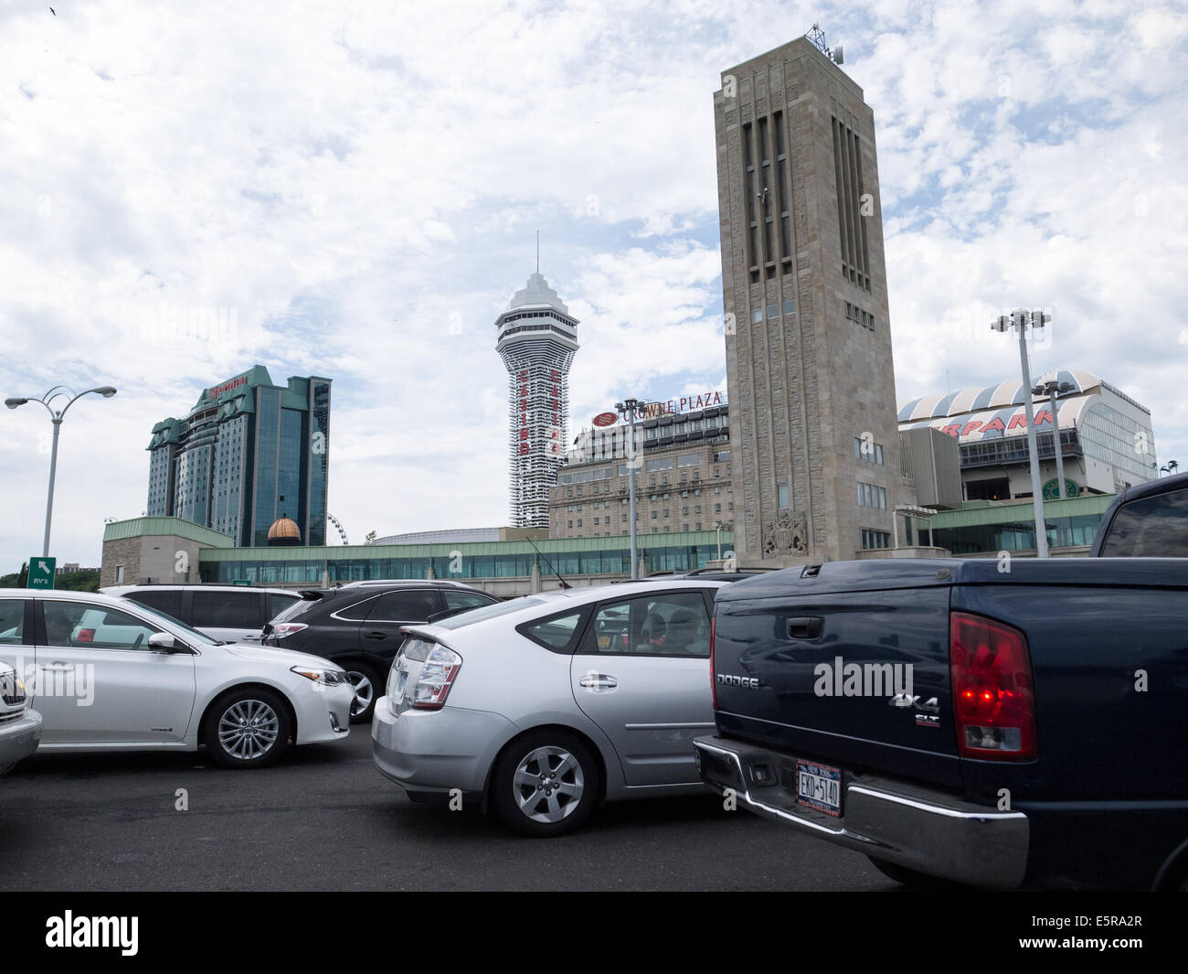 Linea di automobili in attesa di entrare in Canada presso le cascate del Niagara Foto Stock