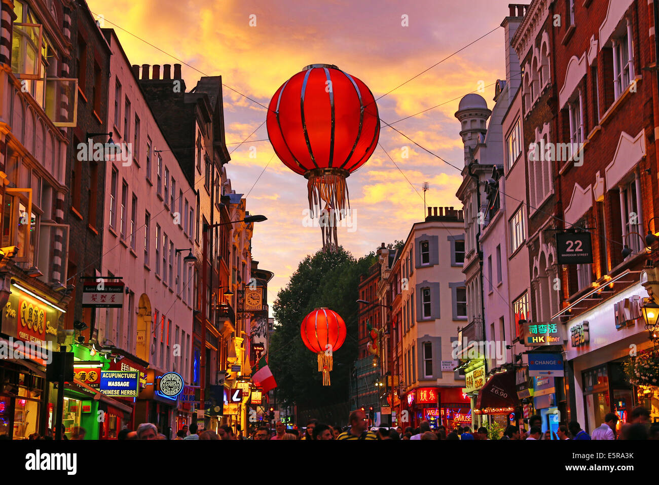 Rossa gigante lanterna cinese al tramonto in Chinatown, Londra, Inghilterra. Foto Stock
