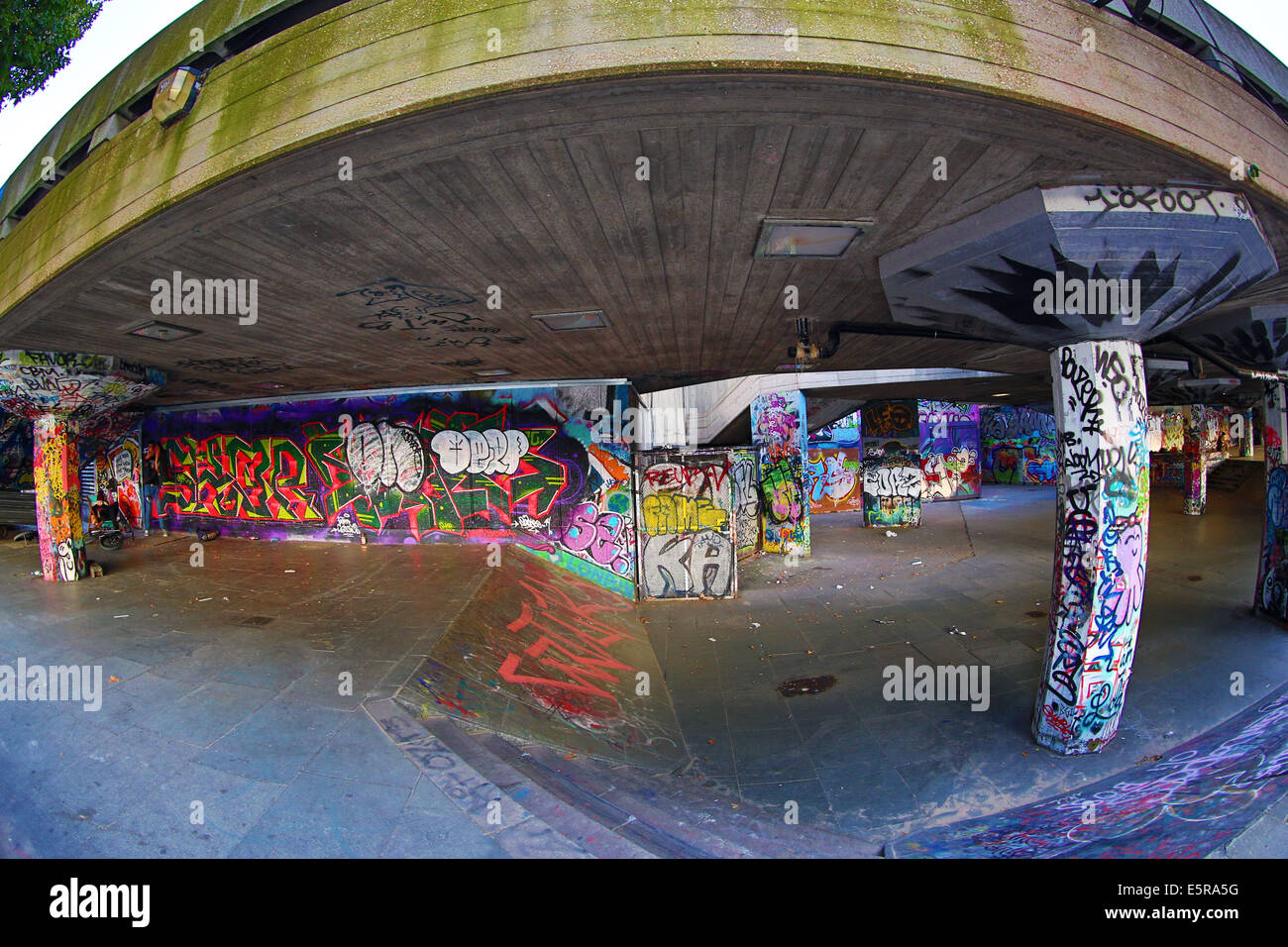 Southbank skate park nel undercroft del Southbank Centre di Londra, Inghilterra. Foto Stock