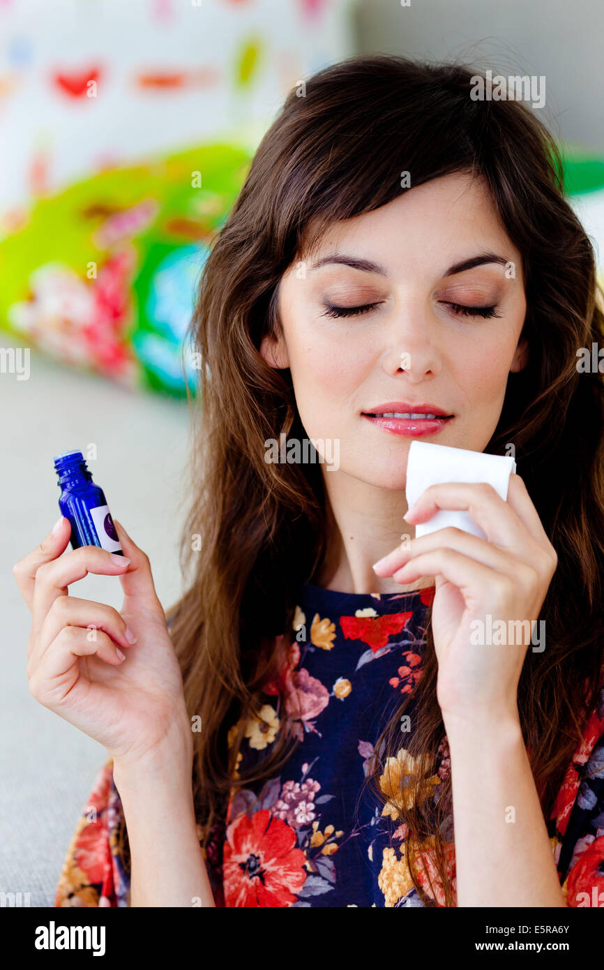 Donna odore di olio essenziale. Foto Stock