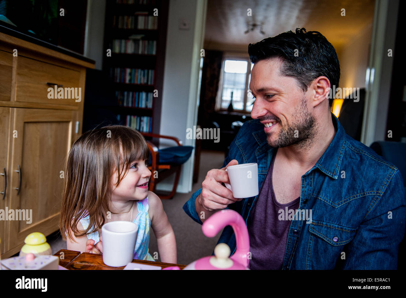 Papà sorridente con sua figlia la riproduzione di cucine Foto Stock